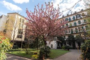 A garden outside Mini loft Moscova