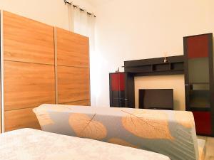 1 dormitorio con 1 cama y un gran cabecero de madera en Venice Family & Friends, en Mestre