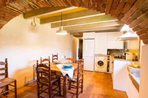 Can Margarit في كالونج: مطبخ وغرفة طعام مع طاولة وكراسي
