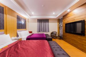 Televisi dan/atau pusat hiburan di QK Motel