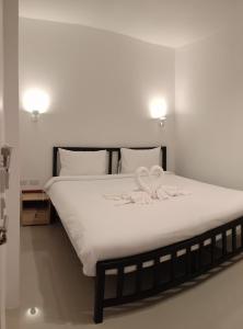 Voodi või voodid majutusasutuse Chaweng best hotel and hostel samui toas