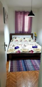 En eller flere senge i et værelse på La Vida Kotor