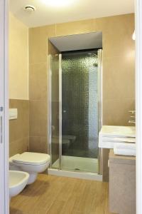 y baño con ducha, aseo y lavamanos. en Eco Hotel Bonapace, en Nago-Torbole