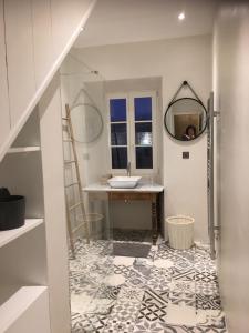 un baño con lavabo y espejo en LA CURE grande maison de charme de 2 a 14 personnes, en Saint-Urcize 42 fotos más