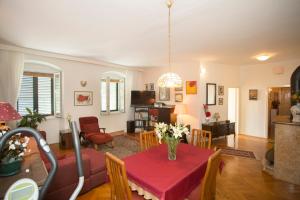 Et opholdsområde på King Tom Street Apartment