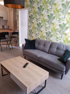 a living room with a couch and a coffee table at Appartement de 2 chambres au Centre de Cergy in Cergy