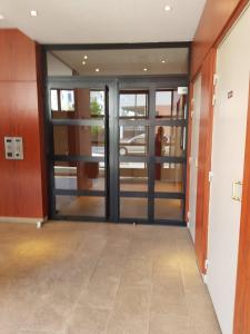 an entrance to an office with glass doors at Appartement de 2 chambres au Centre de Cergy in Cergy