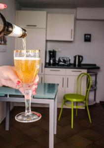 uma pessoa está segurando um copo de vinho em Ferienwohnung Christine em Thale