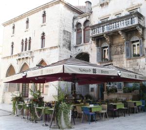 En restaurant eller et andet spisested på King Tom Street Apartment