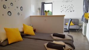 sala de estar con sofá y almohadas amarillas en Apartments Tatjana, en Bovec