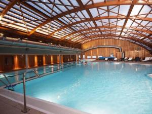 een groot binnenzwembad met een houten plafond bij Le Reclard - Les Balcons Etoilés in Champagny-en-Vanoise