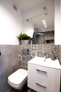 Łazienka z białą toaletą i umywalką w obiekcie Krasickiego 14 w mieście Gdynia
