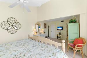 Tempat tidur dalam kamar di Madeira Beach Condo