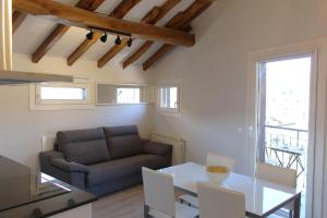 salon ze stołem i kanapą w obiekcie Apartamentos Elizondo Center w mieście Elizondo