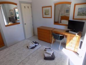 カレタ・デ・フステにあるCastillo Marのベッドルーム(デスク、テレビ、椅子付)