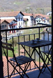 una mesa y sillas sentadas en un balcón en Apartamentos Elizondo Center, en Elizondo