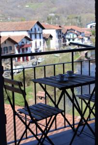 stół i krzesła na balkonie w obiekcie Apartamentos Elizondo Center w mieście Elizondo