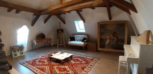 Imagen de la galería de LA CURE grande maison de charme de 2 a 14 personnes, en Saint-Urcize