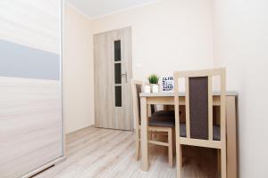 a room with a desk and a table and a door at Blue River - Krawiecka - Rynek, Centrum in Wrocław