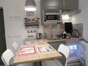 A kitchen or kitchenette at GELSO HOME