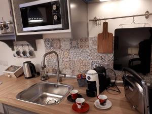 A kitchen or kitchenette at GELSO HOME