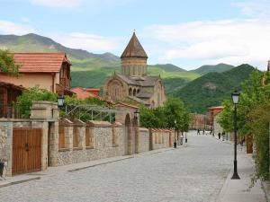 une rue vide dans une ville avec une église dans l'établissement Dream House, à Mtskheta