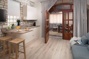 Luxe studio Mr.M 2 في بولا: مطبخ وغرفة معيشة مع أريكة زرقاء