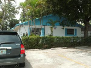 un coche aparcado en un estacionamiento frente a una casa en Newly Furnished Large, Clean, Quiet Private Unit en Fort Lauderdale