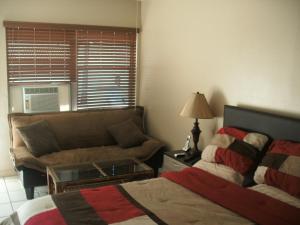 Tempat tidur dalam kamar di Newly Furnished Large, Clean, Quiet Private Unit