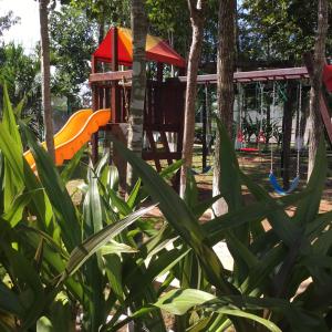 Zona de juegos infantil en La Casa del Mexicano terraza y jardin exoticos 12 min del playa Esmeralda