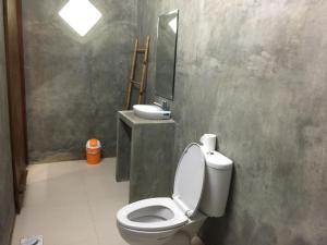 Ein Badezimmer in der Unterkunft Watukarung Ristu Homestay
