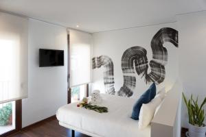 TV a/nebo společenská místnost v ubytování Mardenit Hotel Boutique