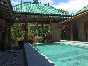 Der Swimmingpool an oder in der Nähe von Watukarung Ristu Homestay