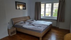 ein Bett in einem Schlafzimmer mit einem Fenster in der Unterkunft Beautiful House in Zehlendorf in Berlin