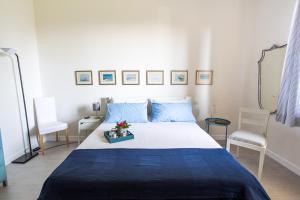 una camera con un letto blu e bianco e due sedie di 76metriquadri a Sirolo