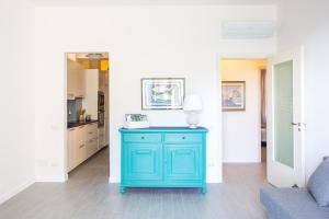 un armadio blu in un corridoio con cucina di 76metriquadri a Sirolo
