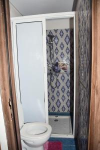 A bathroom at Studio Amine avec une terasse privée