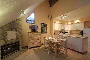 Kuchyň nebo kuchyňský kout v ubytování Lake Placid Lodge by Whistler Retreats