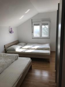 Ένα ή περισσότερα κρεβάτια σε δωμάτιο στο APARTMANI LIVK