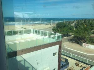 un edificio con vistas a la playa desde una ventana en Hotel Litoral Fortaleza, en Fortaleza