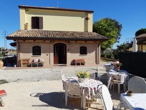 a table and chairs in front of a house at Il Focolare B&B in Casa Ottani