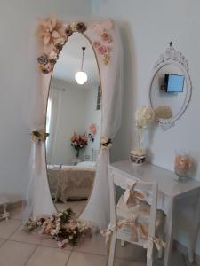 a room with a dressing table and a mirror at Il Focolare B&B in Casa Ottani