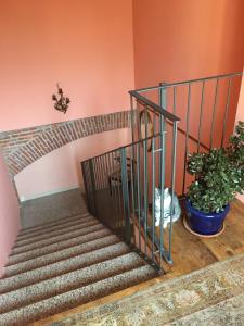 eine Treppe in einem Raum mit Topfpflanze in der Unterkunft RESIDENZA CarloMaria in Seregno