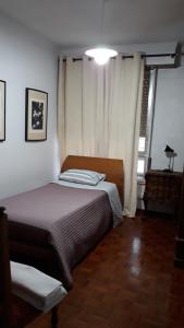 um quarto com uma cama e uma janela em Apartment in Portela near the Airport em Lisboa