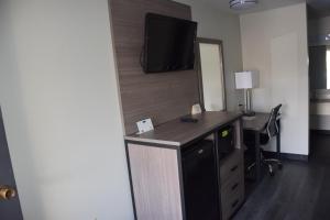 an office with a desk and a tv on a wall at White Rose Motel - Hershey in Hershey