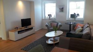 uma sala de estar com um sofá e uma televisão em Unterkunft KIKI em Bad Salzuflen