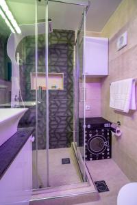 Kylpyhuone majoituspaikassa Cool Style Private Apartments