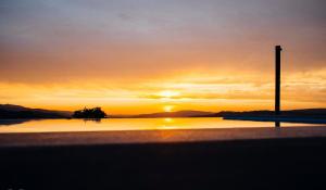 een zonsondergang boven een waterlichaam met een paal bij Vald'arêgos - Douro in Resende