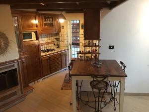 A kitchen or kitchenette at VILLA VENERE near the sea- 25 minutes to S.Peter