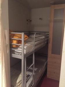Un pat sau paturi într-o cameră la Appartement idéalement situé wifi disponible